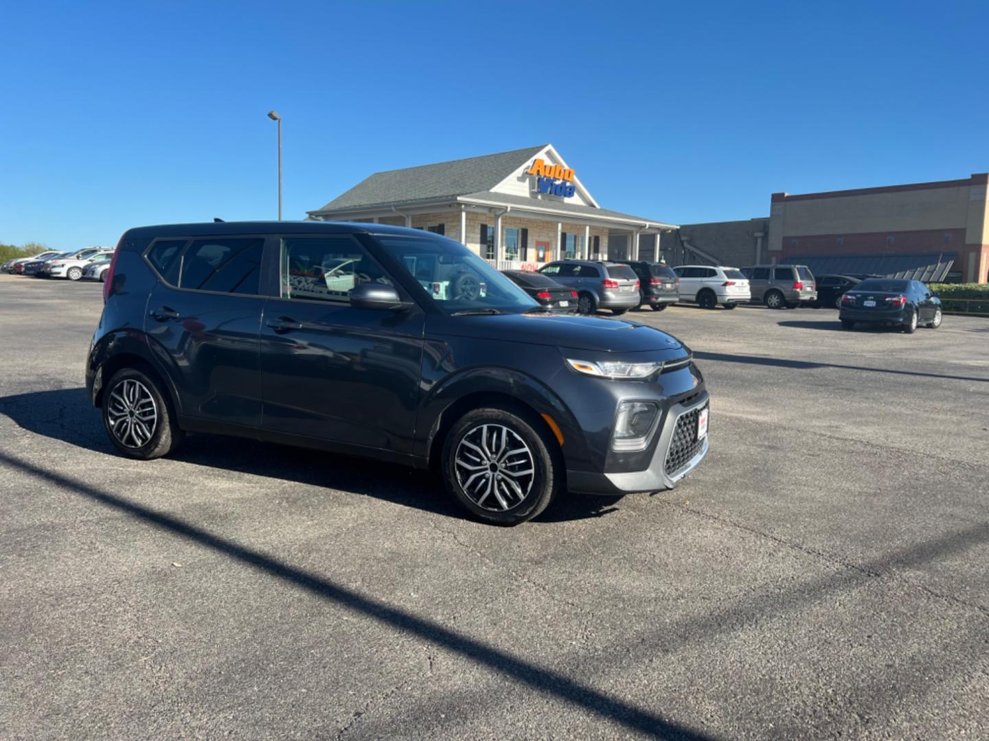 2020 GRAY Kia Soul S (KNDJ23AU6L7) with an 2.0L L4 DOHC 16V engine, CVT transmission, located at 420 I-35E, Lancaster, TX, 75146, (469) 297-4144, 32.593929, -96.823685 - Photo#7